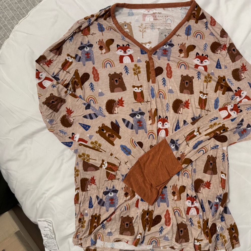 Little sleepies woman’s long sleeve pajama top, fall friends, size medium